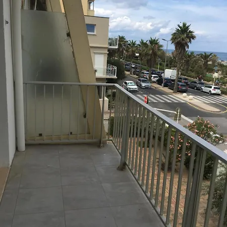 Eden Roc Apartment *