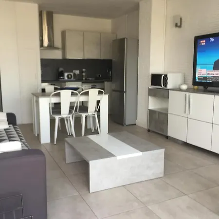 Eden Roc Apartment *