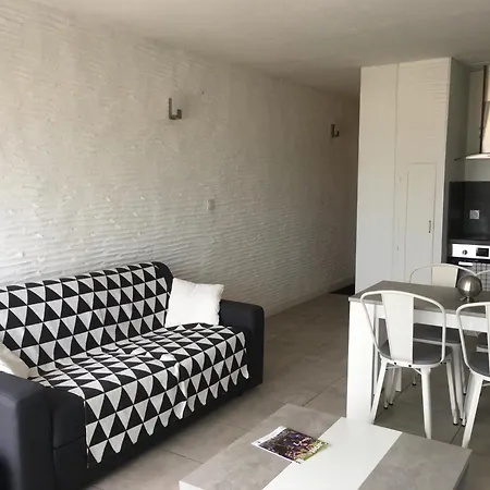 Eden Roc Apartment *